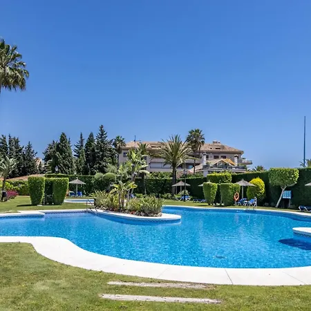 Beachfront With Parking San Pedro Alcantara Playa 5 Min Puerto Banus マルベーリャ