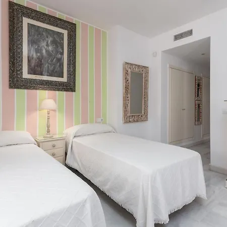Beachfront With Parking San Pedro Alcantara Playa 5 Min Puerto Banus マルベーリャ